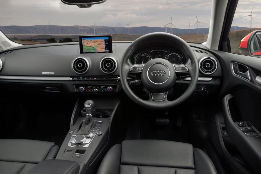 Торпедо Audi A3 Sportback e-tron (8V) 2015 года  (AU) (фото 4 из 25)